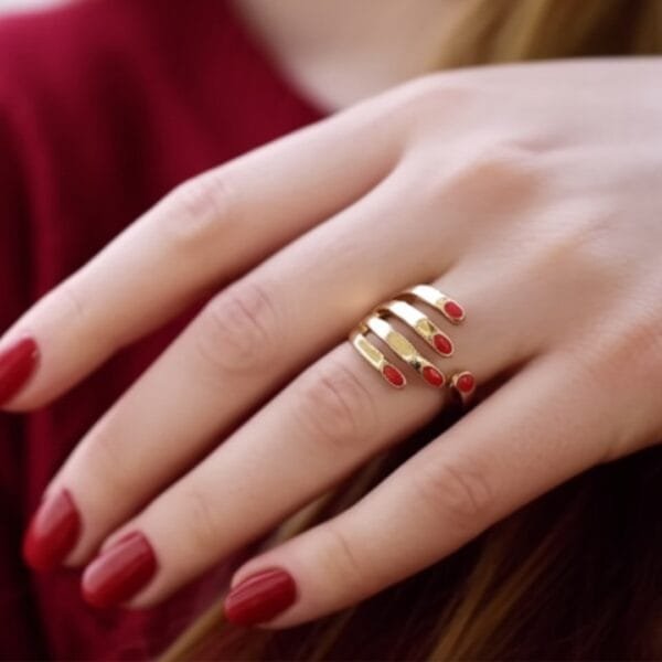 Anillo mano dorada